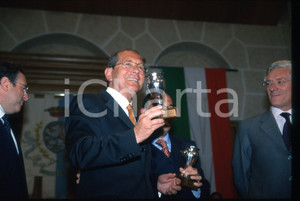 1000 MIGLIA - BRESCIA 1999 35 mm vintage slide 25 Diapositiva d'epoca, in formato 35 mm.CONDIZIONI: GOODE' severamente vietata la riproduzione. Tutti i diritti sono riservati.Nella diapositiva ICharta mette in vendita, sul negozio eBay e in esclusiva sul sito "icharta" il proprio archivio composto da numerose diapositive e negativi fotografici d'epoca, tutti originali e autentici, che attraversano la storia del costume italiano tra gli la fine degli anni Sessanta e Novanta.Si tratta di uno sguardo inedito sull'attualità , la politica, la vita quotidiana, il gossip e la cultura, che fotografa il cambiamento della nazione in quest'ultimo scorcio del XX secolo. Un'occasione unica per il mercato del collezionismo, che vede finalmente disponibile un archivio eccezionale per vastità , tematiche e condizioni, in un settore (il negativo fotografico e la diapositiva) di assoluta novità e dalle interessanti prospettive di investimento.  GOOD/buono   originale e autentica 1