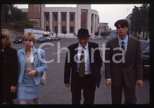 Rachele e Romano MUSSOLINI 1995 ca *35mm vintage slide (2) Diapositiva originale, in formato 35 mm.Per i diritti rivolgersi a ICharta.E' severamente vietata la riproduzione. Tutti i diritti sono riservati.ICharta mette in vendita, sul negozio eBay e in esclusiva sul sito "icharta" il proprio archivio composto da numerose diapositive e negativi fotografici d'epoca, tutti originali e autentici, che attraversano la storia del costume tra la fine degli anni Sessanta e Novanta.Si tratta di uno sguardo inedito sull'attualità , la politica, la vita quotidiana, il gossip e la cultura, che fotografa il cambiamento della nazione in quest'ultimo scorcio del XX secolo.Un'occasione unica per il mercato del collezionismo, che vede finalmente disponibile un archivio eccezionale per vastità , tematiche e condizioni, in un settore (il negativo fotografico e la diapositiva) di assoluta novità e dalle interessanti prospettive di investimento. GOOD/buono   originale e autentica 1