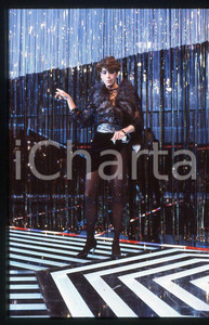 Nadia CASSINI - CANALE 5 Premiatissima 1983 - 35mm vintage slide (6) Diapositiva originale, in formato 35 mm.Per i diritti rivolgersi a ICharta.E' severamente vietata la riproduzione. Tutti i diritti sono riservati.ICharta mette in vendita, sul negozio eBay e in esclusiva sul sito "icharta" il proprio archivio composto da numerose diapositive e negativi fotografici d'epoca, tutti originali e autentici, che attraversano la storia del costume tra la fine degli anni Sessanta e Novanta.Si tratta di uno sguardo inedito sull'attualità , la politica, la vita quotidiana, il gossip e la cultura, che fotografa il cambiamento della nazione in quest'ultimo scorcio del XX secolo.Un'occasione unica per il mercato del collezionismo, che vede finalmente disponibile un archivio eccezionale per vastità , tematiche e condizioni, in un settore (il negativo fotografico e la diapositiva) di assoluta novità e dalle interessanti prospettive di investimento. GOOD/buono   originale e autentica 1