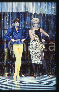 Amanda LEAR Nadia CASSINI CANALE 5 Premiatissima 1983 - 35mm vintage slide (1) Diapositiva originale, in formato 35 mm.Per i diritti rivolgersi a ICharta.E' severamente vietata la riproduzione. Tutti i diritti sono riservati.ICharta mette in vendita, sul negozio eBay e in esclusiva sul sito "icharta" il proprio archivio composto da numerose diapositive e negativi fotografici d'epoca, tutti originali e autentici, che attraversano la storia del costume tra la fine degli anni Sessanta e Novanta.Si tratta di uno sguardo inedito sull'attualità , la politica, la vita quotidiana, il gossip e la cultura, che fotografa il cambiamento della nazione in quest'ultimo scorcio del XX secolo.Un'occasione unica per il mercato del collezionismo, che vede finalmente disponibile un archivio eccezionale per vastità , tematiche e condizioni, in un settore (il negativo fotografico e la diapositiva) di assoluta novità e dalle interessanti prospettive di investimento. GOOD/buono   originale e autentica 1