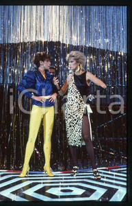 Amanda LEAR Nadia CASSINI CANALE 5 Premiatissima 1983 - 35mm vintage slide (3) Diapositiva originale, in formato 35 mm.Per i diritti rivolgersi a ICharta.E' severamente vietata la riproduzione. Tutti i diritti sono riservati.ICharta mette in vendita, sul negozio eBay e in esclusiva sul sito "icharta" il proprio archivio composto da numerose diapositive e negativi fotografici d'epoca, tutti originali e autentici, che attraversano la storia del costume tra la fine degli anni Sessanta e Novanta.Si tratta di uno sguardo inedito sull'attualità , la politica, la vita quotidiana, il gossip e la cultura, che fotografa il cambiamento della nazione in quest'ultimo scorcio del XX secolo.Un'occasione unica per il mercato del collezionismo, che vede finalmente disponibile un archivio eccezionale per vastità , tematiche e condizioni, in un settore (il negativo fotografico e la diapositiva) di assoluta novità e dalle interessanti prospettive di investimento. GOOD/buono   originale e autentica 1