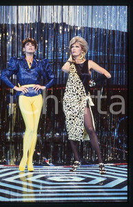 Amanda LEAR Nadia CASSINI CANALE 5 Premiatissima 1983 - 35mm vintage slide (7) Diapositiva originale, in formato 35 mm.Per i diritti rivolgersi a ICharta.E' severamente vietata la riproduzione. Tutti i diritti sono riservati.ICharta mette in vendita, sul negozio eBay e in esclusiva sul sito "icharta" il proprio archivio composto da numerose diapositive e negativi fotografici d'epoca, tutti originali e autentici, che attraversano la storia del costume tra la fine degli anni Sessanta e Novanta.Si tratta di uno sguardo inedito sull'attualità , la politica, la vita quotidiana, il gossip e la cultura, che fotografa il cambiamento della nazione in quest'ultimo scorcio del XX secolo.Un'occasione unica per il mercato del collezionismo, che vede finalmente disponibile un archivio eccezionale per vastità , tematiche e condizioni, in un settore (il negativo fotografico e la diapositiva) di assoluta novità e dalle interessanti prospettive di investimento. GOOD/buono   originale e autentica 1