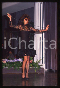 Nadia CASSINI canta a CAMPIONE D'ITALIA 1985 ca - 35mm vintage slide (2) Diapositiva originale, in formato 35 mm.Per i diritti rivolgersi a ICharta.E' severamente vietata la riproduzione. Tutti i diritti sono riservati.ICharta mette in vendita, sul negozio eBay e in esclusiva sul sito "icharta" il proprio archivio composto da numerose diapositive e negativi fotografici d'epoca, tutti originali e autentici, che attraversano la storia del costume tra la fine degli anni Sessanta e Novanta.Si tratta di uno sguardo inedito sull'attualità , la politica, la vita quotidiana, il gossip e la cultura, che fotografa il cambiamento della nazione in quest'ultimo scorcio del XX secolo.Un'occasione unica per il mercato del collezionismo, che vede finalmente disponibile un archivio eccezionale per vastità , tematiche e condizioni, in un settore (il negativo fotografico e la diapositiva) di assoluta novità e dalle interessanti prospettive di investimento. GOOD/buono   originale e autentica 1