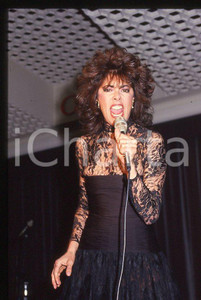 Nadia CASSINI canta a CAMPIONE D'ITALIA 1985 ca - 35mm vintage slide (5) Diapositiva originale, in formato 35 mm.Per i diritti rivolgersi a ICharta.E' severamente vietata la riproduzione. Tutti i diritti sono riservati.ICharta mette in vendita, sul negozio eBay e in esclusiva sul sito "icharta" il proprio archivio composto da numerose diapositive e negativi fotografici d'epoca, tutti originali e autentici, che attraversano la storia del costume tra la fine degli anni Sessanta e Novanta.Si tratta di uno sguardo inedito sull'attualità , la politica, la vita quotidiana, il gossip e la cultura, che fotografa il cambiamento della nazione in quest'ultimo scorcio del XX secolo.Un'occasione unica per il mercato del collezionismo, che vede finalmente disponibile un archivio eccezionale per vastità , tematiche e condizioni, in un settore (il negativo fotografico e la diapositiva) di assoluta novità e dalle interessanti prospettive di investimento. GOOD/buono   originale e autentica 1