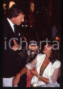 Nadia CASSINI Ritratto della showgirl 1985 ca - 35mm vintage slide (20) Diapositiva originale, in formato 35 mm.Per i diritti rivolgersi a ICharta.E' severamente vietata la riproduzione. Tutti i diritti sono riservati.ICharta mette in vendita, sul negozio eBay e in esclusiva sul sito "icharta" il proprio archivio composto da numerose diapositive e negativi fotografici d'epoca, tutti originali e autentici, che attraversano la storia del costume tra la fine degli anni Sessanta e Novanta.Si tratta di uno sguardo inedito sull'attualità , la politica, la vita quotidiana, il gossip e la cultura, che fotografa il cambiamento della nazione in quest'ultimo scorcio del XX secolo.Un'occasione unica per il mercato del collezionismo, che vede finalmente disponibile un archivio eccezionale per vastità , tematiche e condizioni, in un settore (il negativo fotografico e la diapositiva) di assoluta novità e dalle interessanti prospettive di investimento. GOOD/buono   originale e autentica 1