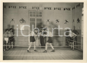 1934 CASSINO (FR) PNF - PUGILATO - Palestra "Pietrantonio Di Mauro" *Foto RARA  Fotografia originale d'epoca, con timbro datario e didascalia manoscritta al verso. FAIR/discreto lieve piegatura verticale Formato: 18x13 cm originale e autentica 1
