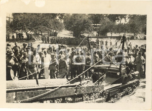 1936 NAPOLI Benito Mussolini alle GRANDI MANOVRE - Soldati Genio gettano ponti  Fotografia originale d'epoca, con didascalia dattiloscritta al verso. POOR/danneggiato abrasioni al lato superiore Formato: 18x13 cm originale e autentica 1