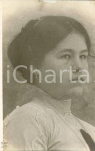 1913 ROMA Antonia ROSSETTI - Ritratto di profilo - Foto Luigi GREA Fotografia originale d'epoca, in formato cartolina postale.Si tratta di uno scatto realizzato da un fotografo amatoriale, Luigi "Gigi" Grea, funzionario delle ferrovie.  GOOD/buono minimi difetti di stampa Formato: 14x9 cm originale e autentica 1