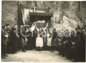 1936 CANDOGLIA Cave di marmo - Card. Ildefonso SCHUSTER incontra gli operai  Fotografia originale d'epoca, con timbro datario e didascalia dattiloscritta al verso. FAIR/discreto margini rifilati Formato: 23x16 cm originale e autentica 1