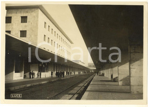 1939 ARCHITETTURA FASCISMO - MESSINA - Nuova stazione marittima *Foto 18x13 cm  Fotografia originale d'epoca, con timbro datario e didascalia al verso. FAIR/discreto piccole piegature angolari Formato: 18x13 cm originale e autentica 1
