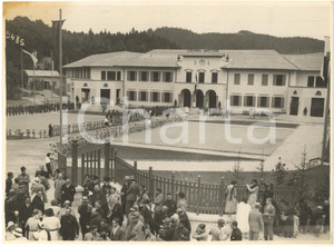 1931 Colonia Montana ABETONE (PT) Cerimonia di inaugurazione *Foto 18x13  Fotografia originale d'epoca, con timbro datario al verso.Il timbro reca la data del 1933, ma si tratta del set fotografico dell'inaugurazione avvenuta nel 1931.FOTOGRAFO: Locchi - Firenze FAIR/discreto macchia all'angolo superiore sinistro Formato: 23x16 cm originale e autentica 1