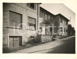 1935 ca ARCHITETTURA - MERCURAGO /ARONA Scuole Comunali *Foto 24x18 cm  Fotografia originale d'epoca, con timbro datario e didascalia dattiloscritta al verso. POOR/danneggiato piegature e graffi Formato: 24x18 cm originale e autentica 1