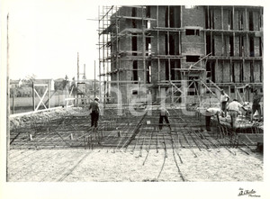 Fotografia d'epoca originale 1955 ca MORTARA (PV) Operai costruiscono nuove case popolari *Foto CHIOLA 1