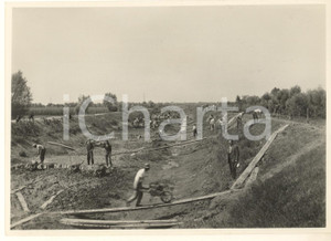 1930 ca Consorzio BONIFICA MONFORESTO Sistemazione collettore FOSSA MONSELESANA  Fotografia originale d'epoca, con timbro datario e didascalia al verso.Si tratta di lavori eseguiti dal consorzio di bonifica con sede in Padova. GOOD/buono  Formato: 17x12 cm originale e autentica 1