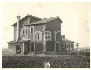 1932 Bonifica AGRO ROMANO - MACCARESE - Casa colonica *Foto 24x18 cm  Fotografia originale d'epoca, con timbro datario e didascalia al verso. POOR/danneggiato piegatura al lato inferiore; macchie Formato: 24x18 cm originale e autentica 1