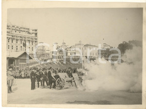 1931 ROMA Esercitazioni avanguardisti - Legione Marinaretti CAIO DUILIO *Foto  Fotografia originale d'epoca, con timbro datario e didascalia manoscritta al verso.E' ritratta la centuria cannonieri. FAIR/discreto margini rifilati; difetti di stampa Formato: 24x18 cm originale e autentica 1