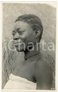 1930 ca CONGO BELGE Coiffure de femme - Scarification *Photo L. GABRIEL 250 (3) Fotografia originale d'epoca, con timbro del fotografo al verso.FOTOGRAFO: L&eacute;opold Gabriel - Elisabethville  GOOD/buono  Formato: 9x14 cm originale e autentica 1