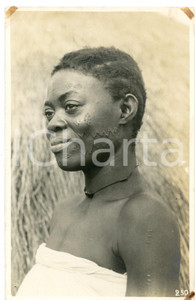1930 ca CONGO BELGE Coiffure de femme - Scarification *Photo L. GABRIEL 250 (2) Fotografia originale d'epoca, con timbro del fotografo al verso.FOTOGRAFO: L&eacute;opold Gabriel - Panda - Katanga  FAIR/discreto residui cartacei agli angoli Formato: 9x14 cm originale e autentica 1