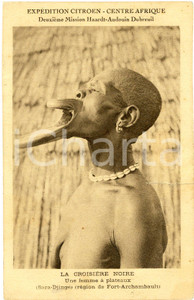 1920 ca TCHAD FORT ARCHAMBAULT Femme à plateau - Sara-Djingé - Carte postale  Cartolina d'epoca, non viaggiata.EDITORE: Exp&eacute;dition Citroen - Centre Afrique - Deuxi&egrave;me mission Hardt-Audouin Dubreuil VERY POOR/gravemente danneggiato Lievi smussature agli angoli, profonda piegatura orizzontale al margine destro Formato: FP originale e autentica 1