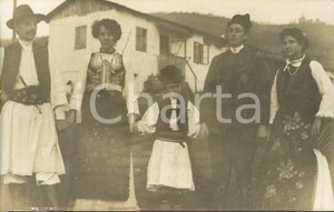 1908 (?) ITALIA Famiglia MAZZARINO in costume bulgaro *Foto Luigi GREA Fotografia originale d'epoca, in formato cartolina postale.Si tratta di uno scatto realizzato da un fotografo amatoriale, Luigi "Gigi" Grea, funzionario delle ferrovie.Didascalia manoscritta. GOOD/buono minime abrasioni Formato: 14x9 cm originale e autentica 1