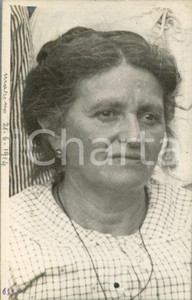 1914 MARINO (RM) Donna in abito a quadretti - Ritratto *Fotocartolina Luigi GREA Fotografia originale d'epoca, in formato cartolina postale.Si tratta di uno scatto realizzato da un fotografo amatoriale, Luigi "Gigi" Grea, funzionario delle ferrovie.Didascalia manoscritta; francobollo apposto al verso. FAIR/discreto piccoli difetti di stampa; ritocchi manuali Formato: 9x14 cm originale e autentica 1