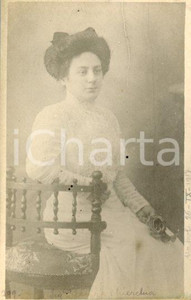 1917 NAPOLI  Elvira CHIERCHIA in abito bianco - Fotocartolina Luigi GREA Fotografia originale d'epoca, in formato cartolina postale.Si tratta di uno scatto realizzato da un fotografo amatoriale, Luigi "Gigi" Grea, funzionario delle ferrovie.Didascalia manoscritta. FAIR/discreto difetti di stampa; minima mancanza marginale Formato: 9x14 cm originale e autentica 1