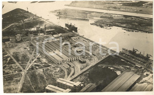 1935 ca VENEZIA Porto di MARGHERA - Nuovi stabilimenti *Foto 24x18 cm  Fotografia originale d'epoca, con didascalia al verso. FAIR/discreto margini rifilati; lievi macchie; piegatura angolare; minima abrasione marginale Formato: 24x16 cm originale e autentica 1