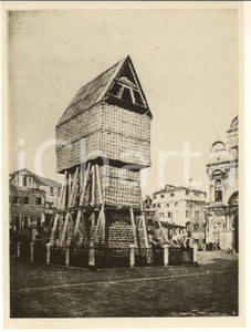 1918 (1930) WW1 VENEZIA Protezione del monumento a Colleoni *Foto  Fotografia originale d'epoca, con didascalia manoscritta al verso.Si tratta di una stampa databile agli anni Trenta di un celebre scatto della Prima Guerra Mondiale, durante la quale Venezia protesse con una sorta di gabbia il monumento a Colleoni in Campo San Zanipolo. FAIR/discreto piegatura angolare; lievi difetti di stampa Formato: 13x18 cm originale e autentica 1
