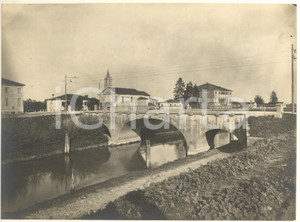1930 ca CAGNOLA (PD) Ponte sul Canale della Battaglia *Foto 23x17 cm  Fotografia originale d'epoca, con didascalia manoscritta al verso.FOTOGRAFO: Cislon - Padova GOOD/buono lievi difetti di stampa Formato: 24x18 cm originale e autentica 1