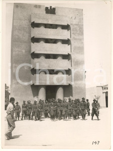 1933 TRIPOLI Mostra della Milizia - Visita 1^ Legione Universitaria in crociera  Fotografia originale d'epoca, con didascalia dattiloscritta al verso.Si tratta della 1^ Legione Milizia Universitaria "Principe di Piemonte".FOTOGRAFO: Ottolenghi - Torino POOR/danneggiato piegature angolari Formato: 18x24 cm originale e autentica 1