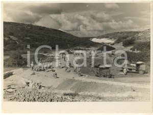 1938 LIBIA ITALIANA - Rurali - Costruzione strada per il villaggio OBERDAN ^Foto  Fotografia originale d'epoca, con timbro datario e didascalia al verso. POOR/danneggiato evidenti piegature angolari e marginali Formato: 24x18 cm originale e autentica 1