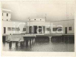 1938 ARCHITETTURA LIBIA ITALIANA - BENGASI - La nuova aerostazione - Foto 24x18  Fotografia originale d'epoca, con timbro datario e didascalia al verso. POOR/danneggiato piegature angolari e marginali; rigature; tracce a matita Formato: 24x18 cm originale e autentica 1