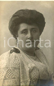 1909 ROMA Famiglia CARETTI - Donna in abito di pizzo *Foto Luigi GREA Fotografia originale d'epoca, in formato cartolina postale.Si tratta di uno scatto realizzato da un fotografo amatoriale, Luigi "Gigi" Grea, funzionario delle ferrovie.Didascalia manoscritta al verso. GOOD/buono  Formato: 9x14 cm originale e autentica 1