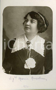 1915 ca ROMA Maria ANSELMI - Ritratto con rosa sul petto *Foto Luigi GREA Fotografia originale d'epoca, in formato cartolina postale.Si tratta di uno scatto realizzato da un fotografo amatoriale, Luigi "Gigi" Grea, funzionario delle ferrovie.Didascalia manoscritta. GOOD/buono  Formato: 9x14 cm originale e autentica 1