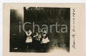 1920 RAPALLO (GE) Donna con bambina e due cameriere - Ritratto *Foto 2 Fotografia originale d'epoca, in formato cartolina postale.  POOR/danneggiato lieve piegatura angolare; increspature; tracce di colla; vasta abrasione e residuo cartaceo al verso Formato: 14x9 cm originale e autentica 1