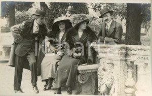 1913 ROMA Famiglia PACCIARELLI - Ritratto in un parco - Foto ARTISTICA (1) Fotografia originale d'epoca, in formato cartolina postale.Si tratta di uno scatto realizzato da un fotografo amatoriale, Luigi "Gigi" Grea, funzionario delle ferrovie. GOOD/buono  Formato: 14x9 cm originale e autentica 1