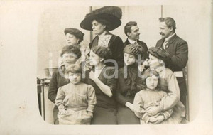 1911 ROMA Ritratto famiglia PACCIARELLI - Fotocartolina ARTISTICA (2) Fotografia originale d'epoca, in formato cartolina postale.Si tratta di uno scatto realizzato da un fotografo amatoriale, Luigi "Gigi" Grea, funzionario delle ferrovie. GOOD/buono  Formato: 14x9 cm originale e autentica 1