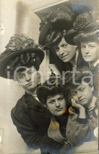 1911 ROMA Famiglia PACCIARELLI - Ritratto delle donne - Foto ARTISTICA Fotografia originale d'epoca, in formato cartolina postale.Si tratta di uno scatto realizzato da un fotografo amatoriale, Luigi "Gigi" Grea, funzionario delle ferrovie. FAIR/discreto aloni e difetti di stampa Formato: 9x14 cm originale e autentica 1