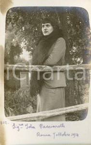 1914 ROMA Ida PACCIARELLI - Ritratto al parco - Foto Luigi GREA Fotografia originale d'epoca, in formato cartolina postale.Si tratta di uno scatto realizzato da un fotografo amatoriale, Luigi "Gigi" Grea, funzionario delle ferrovie. FAIR/discreto bruniture laterali Formato: 9x14 cm originale e autentica 1