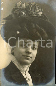 1913 ? ROMA Famiglia PACCIARELLI -Giovane donna - Foto Luigi GREA (1) Fotografia originale d'epoca.Si tratta di uno scatto realizzato da un fotografo amatoriale, Luigi "Gigi" Grea, funzionario delle ferrovie. FAIR/discreto piccole abrasioni; margini rifilati Formato: 9x14 cm originale e autentica 1