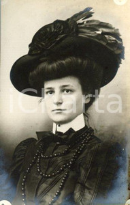 1913 ? ROMA Famiglia PACCIARELLI - Giovane donna - Foto Luigi GREA (2) Fotografia originale d'epoca.Si tratta di uno scatto realizzato da un fotografo amatoriale, Luigi "Gigi" Grea, funzionario delle ferrovie. FAIR/discreto difetti di stampa Formato: 9x14 cm originale e autentica 1