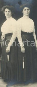 1910 ROMA Ritratto delle gemelle ISA e ADELAIDE PACCIARELLI - Foto 4x10 cm Fotografia originale d'epoca.Si tratta di uno scatto realizzato da un fotografo amatoriale, Luigi "Gigi" Grea, funzionario delle ferrovie. GOOD/buono  Formato: 4x10 cm originale e autentica 1