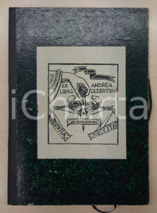 1940 ca MILANO Andrea DISERTORI - Lotto 24 disegni giovanili e ritagli AUTOGRAFI Interessante cartellina, contenente un lotto di 24 disegni e ritagli di un giovanissimo Andrea Disertori (futuro architetto e illustratore), di piccolo e medio formato.Si tratta di disegni a china di ogni genere, originali e copiati da illustrazioni per esercizio, con firma autografa.Alla coperta della cartellina è applicato un pregevole ex libris di Andrea Disertori. GOOD/buono  Formato: 23x33 cm (cartellina) originale e autentica 1