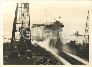 1939 GENOVA Cantieri ANSALDO - Varo della R. N. IMPERO *Foto 24x18 cm  Fotografia originale d'epoca, con didascalia dattiloscritta al verso. POOR/danneggiato piegature angolari e danni da umidità al lato superiore Formato: 24x18 cm originale e autentica 1