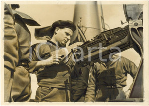 1943 WW2 Preparazione di armi contraeree su sommergibile italiano nell'Atlantico  Fotografia originale d'epoca, con timbro datario e didascalia al verso. POOR/danneggiato piegatura al lato destro; evidenti ritocchi manuali Formato: 18x13 cm originale e autentica 1