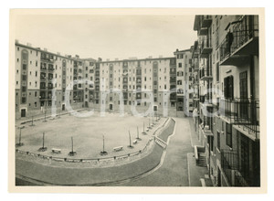 1930 ca TRIESTE Via dell'Istria - Edilizia popolare - Foto 17x12 cm (1) Fotografia originale d'epoca, con didascalia al verso. FAIR/discreto lievi aloni al recto Formato: 17x12 cm originale e autentica 1