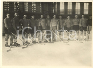 1935 ORTISEI (BZ) Littoriali della Neve - Squadra di hockey su ghiaccio *Foto  Fotografia originale d'epoca, con timbro datario e didascalia dattiloscritta al verso. GOOD/buono  Formato: 16x12 cm originale e autentica 1