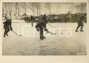 1941 TORINO Hockey su ghiaccio - JUVENTUS-ASIAGO 1-0 *Foto 18x13 cm  Fotografia originale d'epoca, con timbro datario e didascalia dattiloscritta. FAIR/discreto piegature angolari Formato: 18x13 cm originale e autentica 1