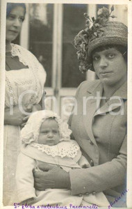 1914 ROMA Elisa PACCIARELLI con la figlia Valentina - Foto Luigi GREA (1) Fotografia originale d'epoca, in formato cartolina postale.Si tratta di uno scatto realizzato da un fotografo amatoriale, Luigi "Gigi" Grea, funzionario delle ferrovie. GOOD/buono  Formato: 9x14 cm originale e autentica 1