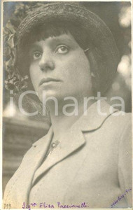 1914 ROMA Elisa PACCIARELLI -Ritratto di profilo - Foto Luigi GREA Fotografia originale d'epoca, in formato cartolina postale.Si tratta di uno scatto realizzato da un fotografo amatoriale, Luigi "Gigi" Grea, funzionario delle ferrovie.Didascalie manoscritte. GOOD/buono  Formato: 9x14 cm originale e autentica 1